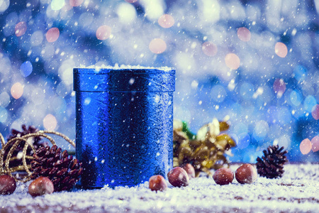 雪落在闪亮蓝色圆圣诞礼物盒老式应用筛选器