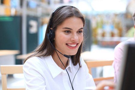 耳机和微笑女性客户支持操作员
