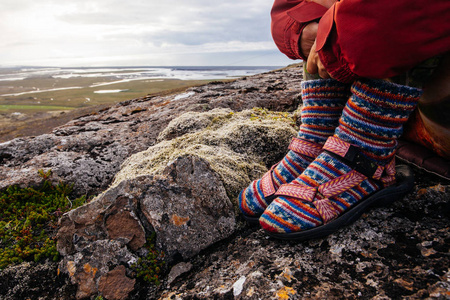 腿在袜子与美丽的装饰品, 在冰岛自然和苔藓