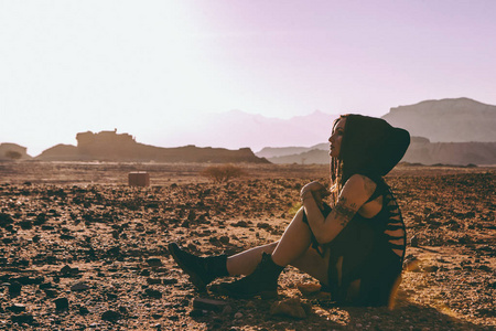 美丽的年轻女子在提姆纳, 沙漠在以色列。日落时的岩石。神秘的概念