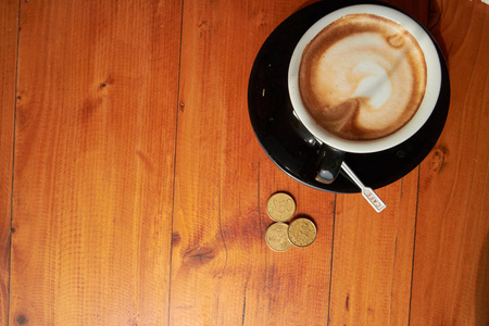 杯咖啡和硬币