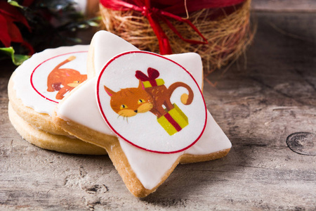 自制的黄油饼干与印刷的圣诞猫设计隔离在白色