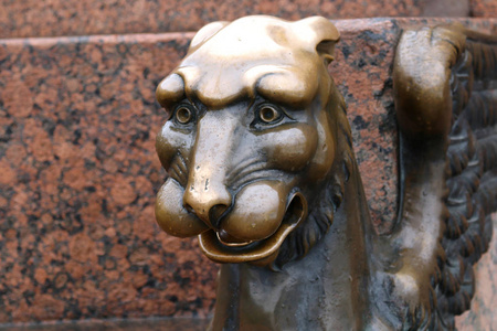 雕塑的黄铜在俄罗斯一头狮子图片