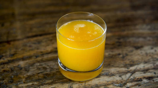 杯橙汁上木制的表