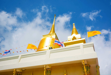金塔在泰国佛教徒庙, 清除蓝天云背景