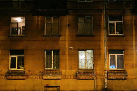 夜间公寓楼的灯火通明的窗户图片