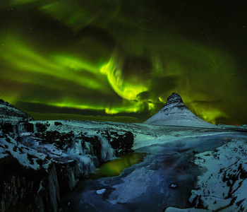冬季北极极光与 Kirkjufell 山脉, 冰岛