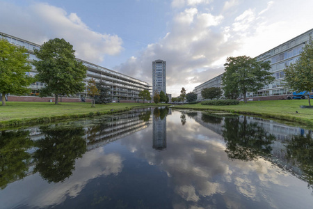 在荷兰海牙, 两座又高又长的建筑, 与一条小运河接壤, 并在小运河上反射