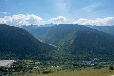 穿越西班牙阿兰山谷山通往蒙加里的道路