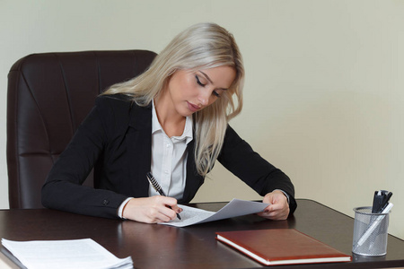 女商人签署一项合同或文件在办公室的办公桌