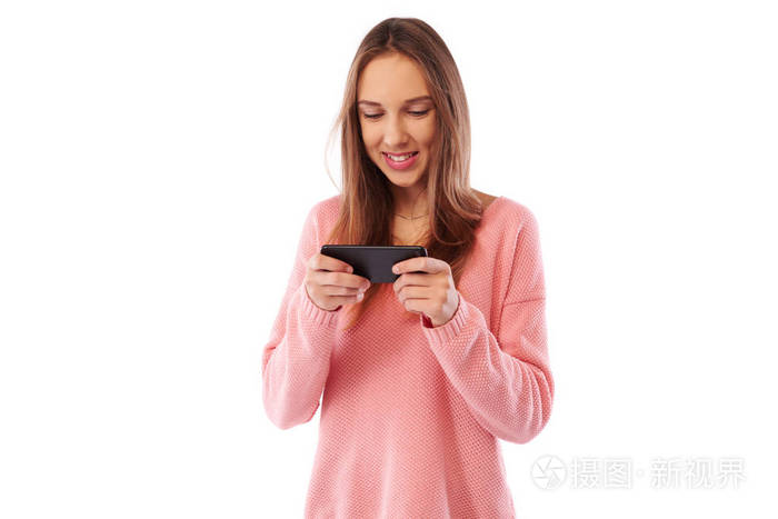 积极的高加索女孩玩手机而站在 w