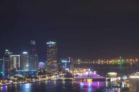 越南大港市的夜景, 从桥梁建筑物和白日梦中发出的神奇的光, 河流流向大海