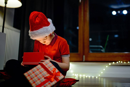 孩子从圣诞老人打开礼品盒