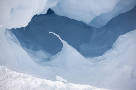 南极蓝冰山特写在晴朗的一天