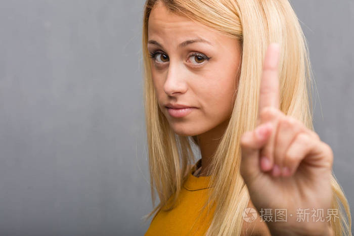 自然年轻的金发女子的肖像显示第一