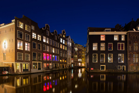 夜晚的城市景观，在阿姆斯特丹，荷兰。运河和典型 dut