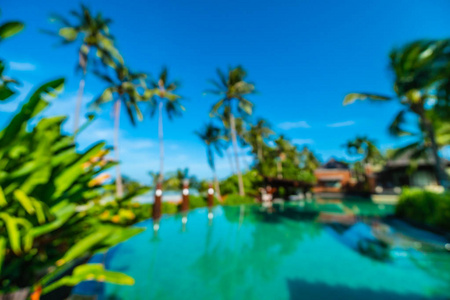 美丽的室外游泳池与椰子棕榈树围绕海洋和海洋景观旅游和度假