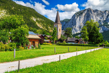 令人惊叹的绿色的田野和高山村庄与山脉，奥尔陶斯，奥地利