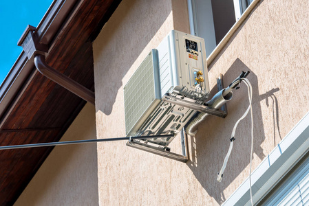 空调室外机组压缩机安装在房子外面