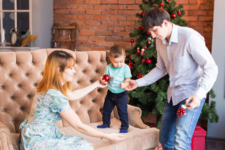 圣诞节，圣诞节，家庭，人，幸福的理念快乐的父母与漂亮的宝贝男孩