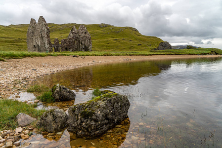 苏格兰高地乌拉浦附近的 loch 公羊上的 ardvreck 城堡。在北岸500号的公路上