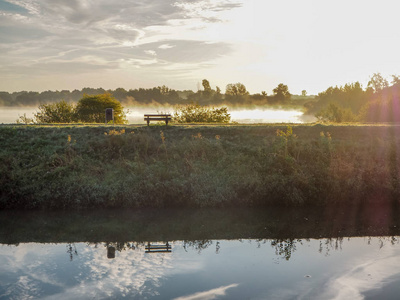 在比利时穆伊森的迪耶河和梅切伦沼泽自然公园, 有一条田园诗般的长椅, 雾蒙蒙的早晨景观