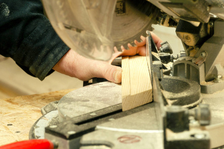 木匠工具与木屑木制的桌子上