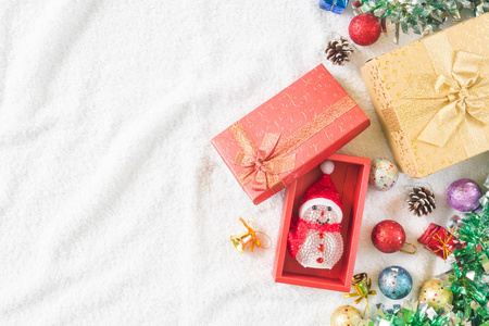顶视图的礼品盒用白色背景上的圣诞装饰