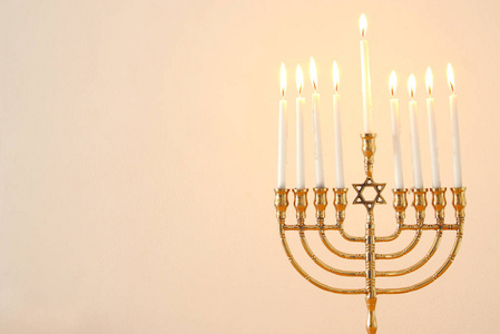 犹太节日光明节背景与烛台 传统烛台 和蜡烛的形象