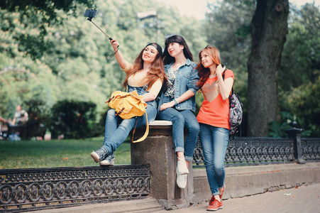 三个年轻女孩在公园散步