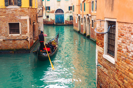 威尼斯海峡与古老的房子和小船