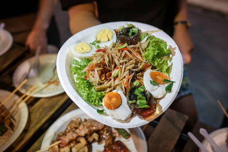somtum在泰国曼谷, 曼谷, 餐点纸盘里, 辛辣的木瓜沙拉
