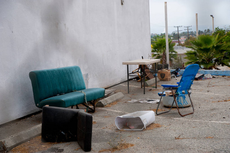 在美国洛杉矶的大街上闲逛的沙发和椅子。在加州, 仍然有来自美国地下的石油资源