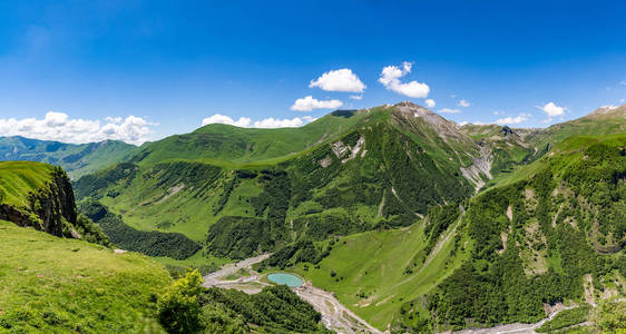 高加索山的全景。格鲁吉亚