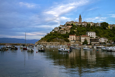 Vrbnik 镇的夏日海景, 在克尔克岛上。亚得里亚海。克瓦内尔湾群岛, 克罗地亚, 欧洲