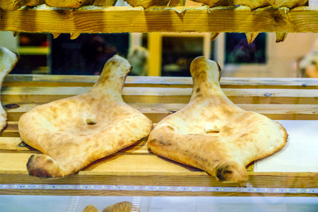格鲁吉亚传统的面包鞋。在圆形的黏土烤箱里用白色面粉做的普利。这面包总是放在桌子上, 有一堆青菜作为格鲁吉亚午餐或晚餐