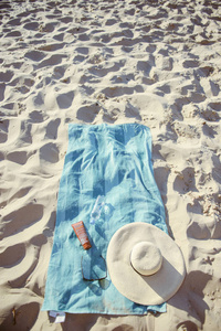 海滩背景用帽子和毛巾