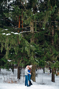圣诞快乐情侣拥抱在白雪皑皑的冬日冰冷的森林, 复制空间, 新年派对庆典, 假期和假期, 旅游, 爱情和关系