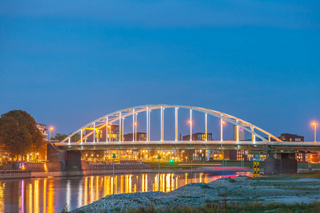 荷兰上艾瑟尔市前穿越 ijssel 河的 n344 桥夜景