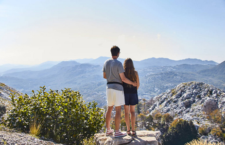 一对年轻夫妇钦佩黑山的本性。Lovcen 国家公园。夏天