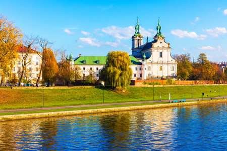 波兰克拉科夫老城区维斯图拉河堤上的古代基督教教堂的秋景