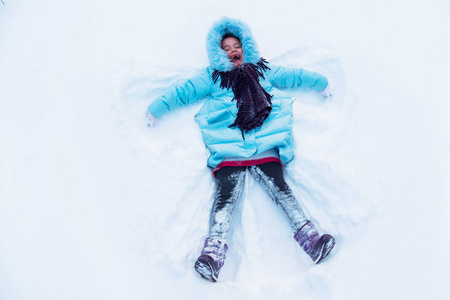 笑的女孩在冬天快乐, 在雪地里玩耍