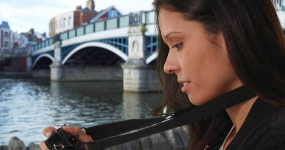 英国千年女子在温莎镇大桥拍摄天鹅的现场照片