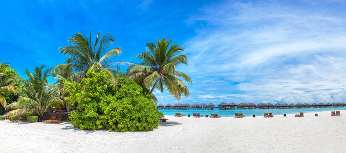 夏季日马尔代夫热带海滩全景