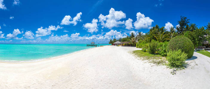 夏季日马尔代夫热带海滩全景