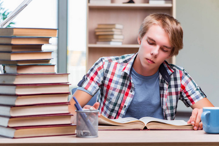 年轻男子准备大学考试的学生