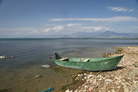 阿尔巴尼亚斯卡达尔湖沿岸渔船