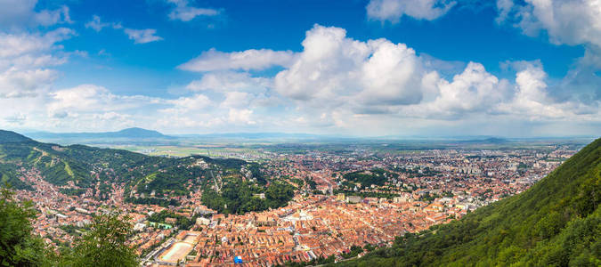 罗马尼亚特兰西瓦尼亚夏日布拉索夫城市全景鸟瞰图