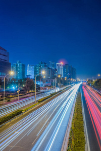 路上的红绿灯步道晚上模糊在中国