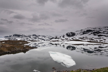 挪威与结冰的湖面的山上风景